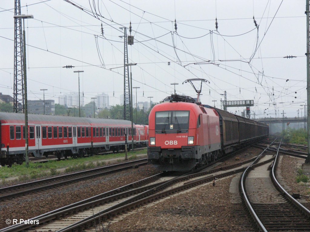 1116 135-3 durchf�hrt Regensburg HBF mit ein gedeckten G�terzug. 01.05.09
