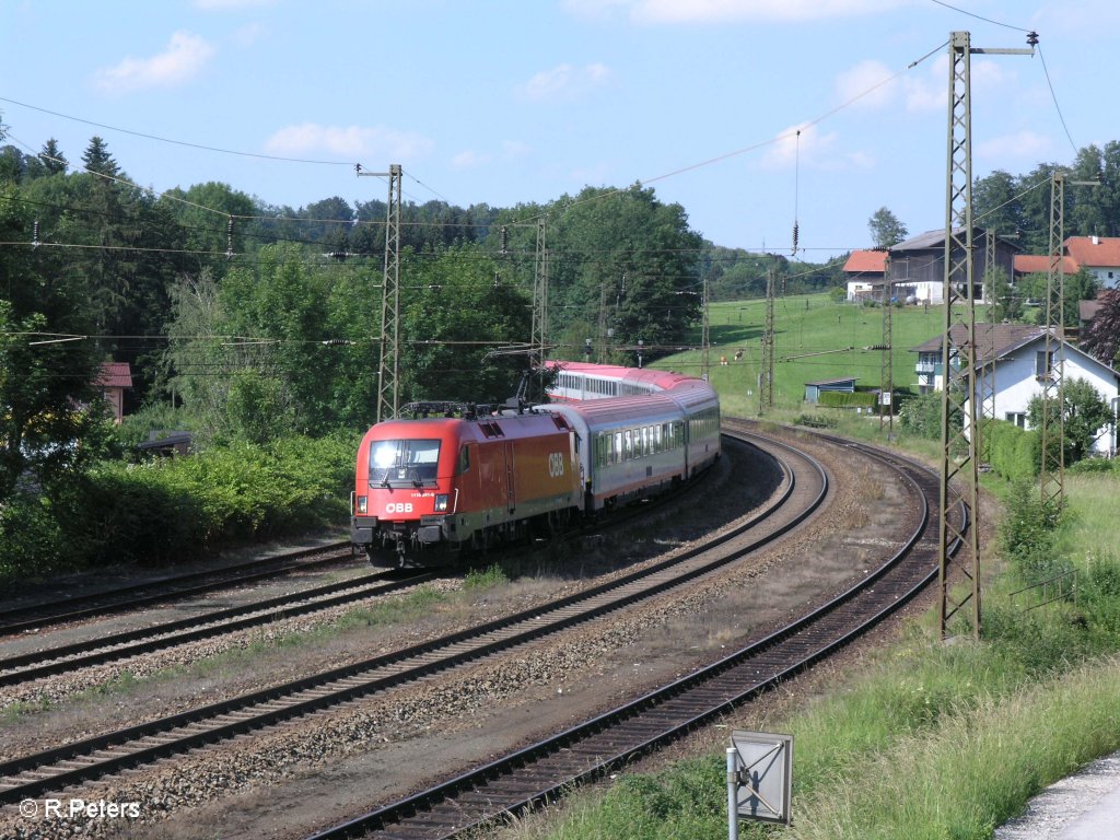 1116 241-9 zieht den �BB IC 566 Salzburg Stadt Innsbruck durch Hellwang-Elixhausen. 13.06.09
