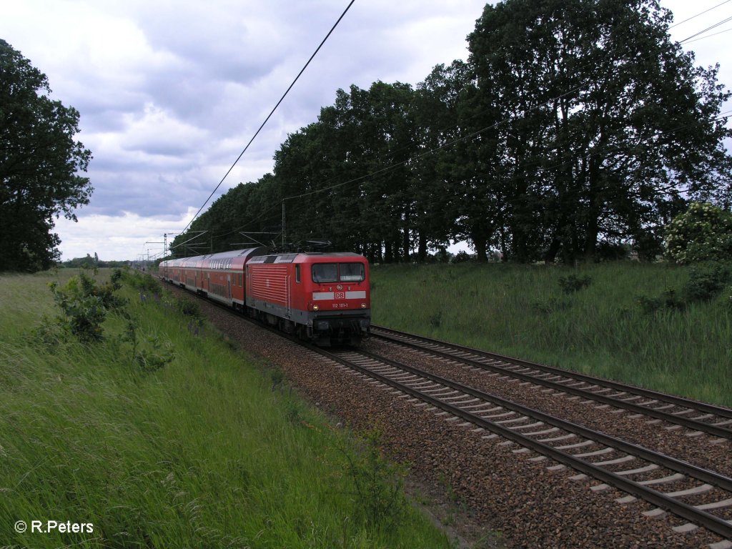 112 101-1 zieht bei Jacobsdorf(Mark) den RE38015 Eisenh�ttenstadt. 29.05.09