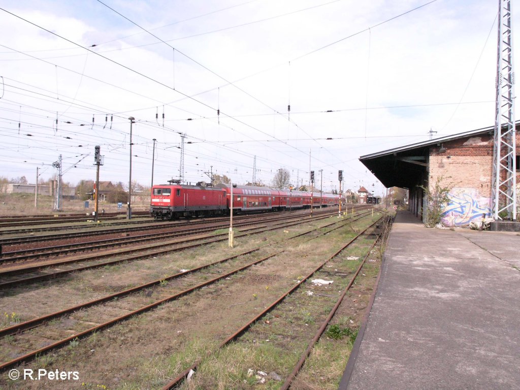 112 101-1 zieht den RE1 aus dem Bahnhof aufs Ausweichgleis in Eisenh�ttenstadt. 14.04.08