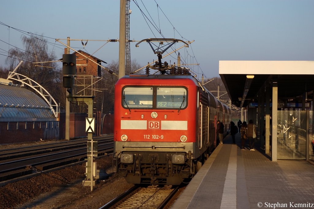 112 102-9 mit dem RE2 (RE 37385) nach K�nigs Wusterhausen in Rathenow. 26.02.2011
