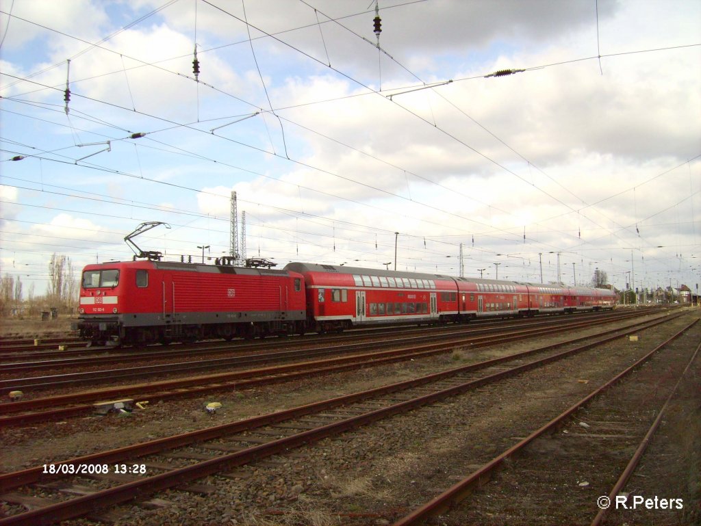 112 102-9 steht mit ein RE Magdeburg im Vorfeld von Eisenh�ttenstadt. 18.03.08