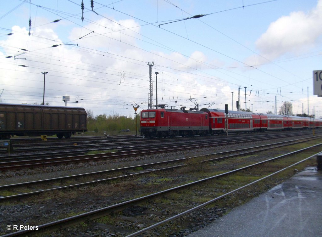 112 104-5 zieht den RE1 Eisenh�ttenstadt auf ein Ausweichgleis im Ziel Bahnhof. 21.04.10