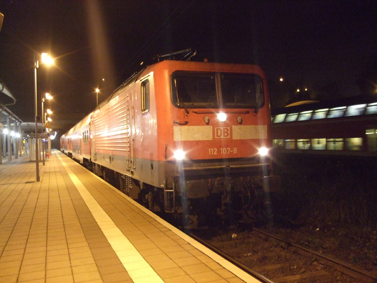 112 107-8 mit S1 von Rostock Hbf Richtung Warnemnde kurz vor der Ausfahrt im Hp Rostock-Ltten Klein.Aufgenommen am 11.10.10 um 06.19 Uhr