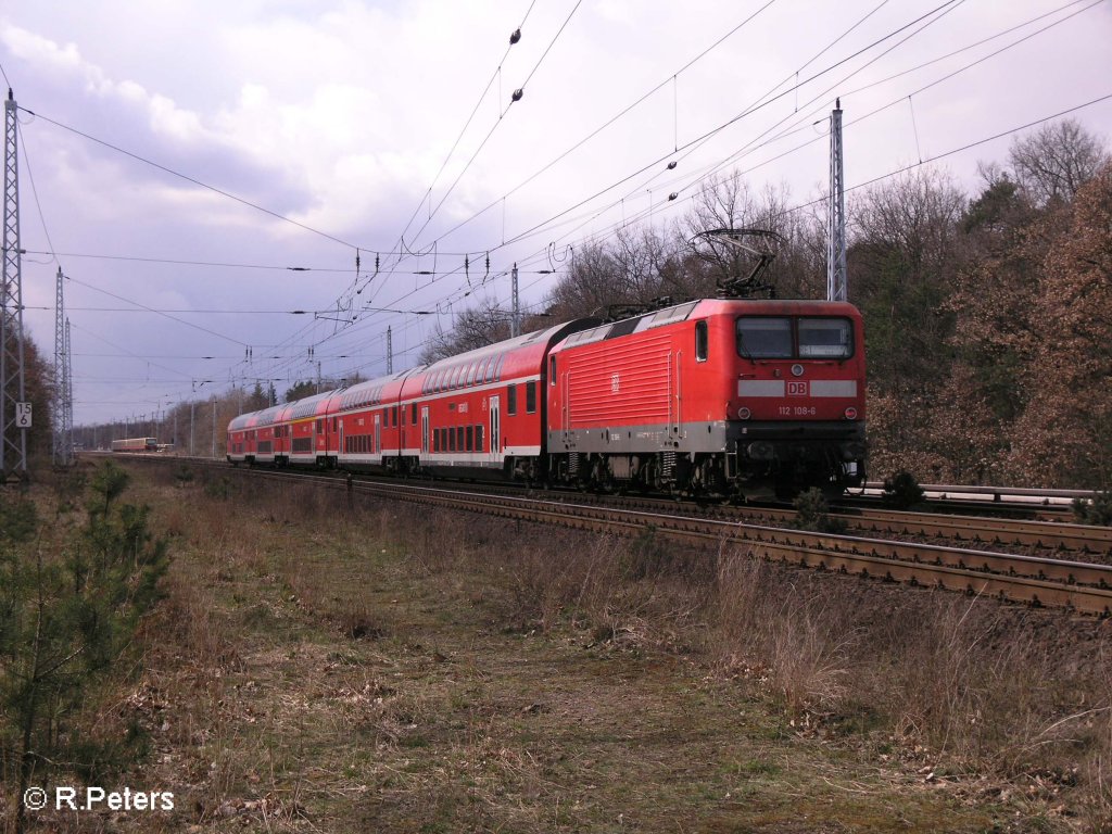 112 108-6 auf den R�ckweg und schiebt bei Berlin Friedrichshagen den RE1 Magdeburg HBF 19.03.08