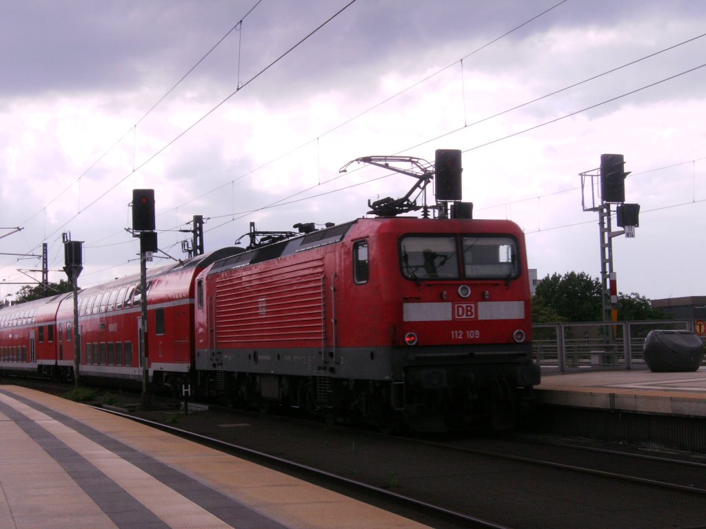 112 109 mit RE nach Magdeburg am 14.06.2012 in Berlin Hbf.
