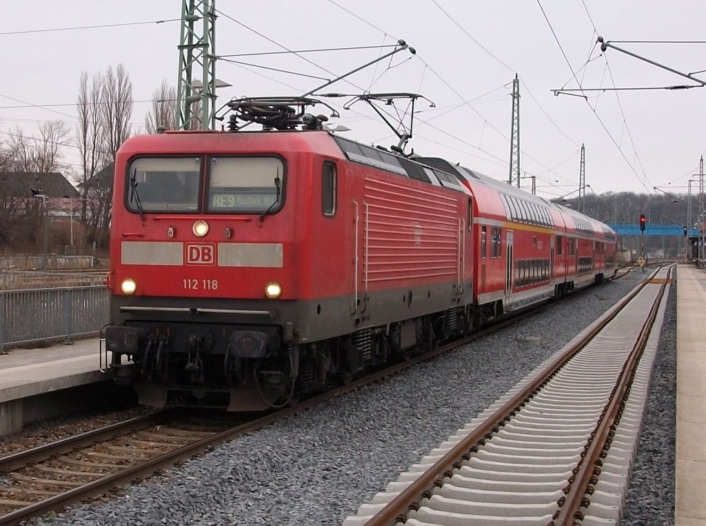 112 118-5 diesmal Richtig herum mit dem RE 13008 Sassnitz-Rostock am 17.Januar 2011 in Bergen/Rgen.