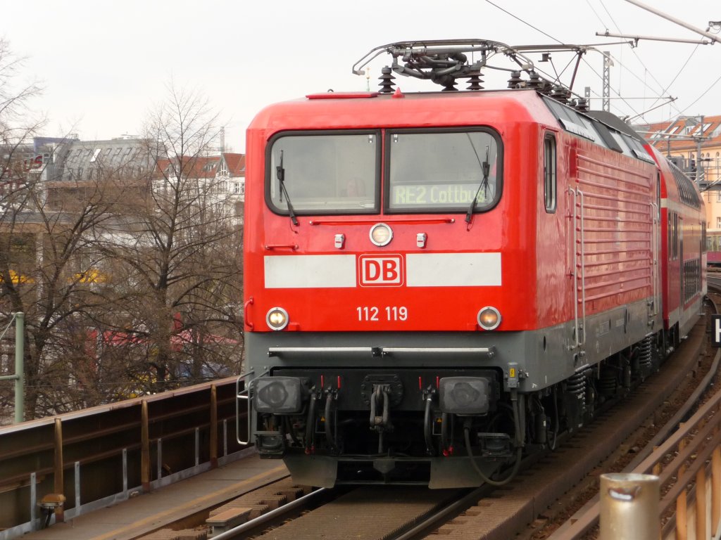 112 119 erreicht am 11.04.2012 den Berliner Alexanderplatz. Zu diesem Zeitpunkt duhren als RE2 (heute von der ODEG bedient) eigentlich 182er.
RE2 -> Cottbus