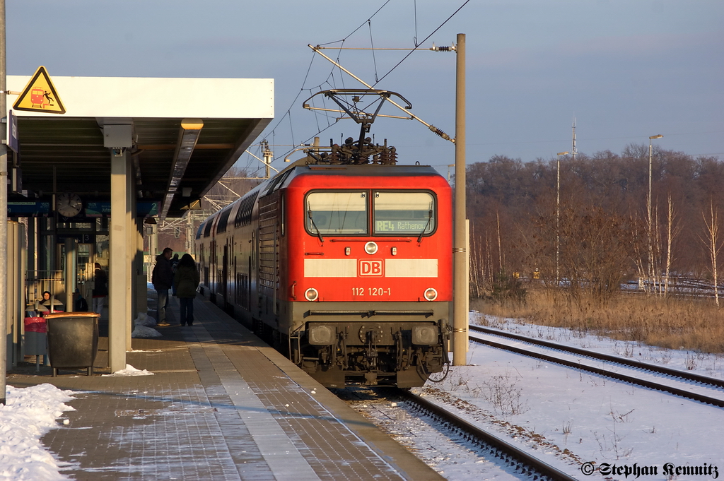 112 120-1 mit dem RE4 (RE 37311) von Rathenow nach J�terbog, stand Heute auf Gleis 2 in Rathenow. 10.02.2012 