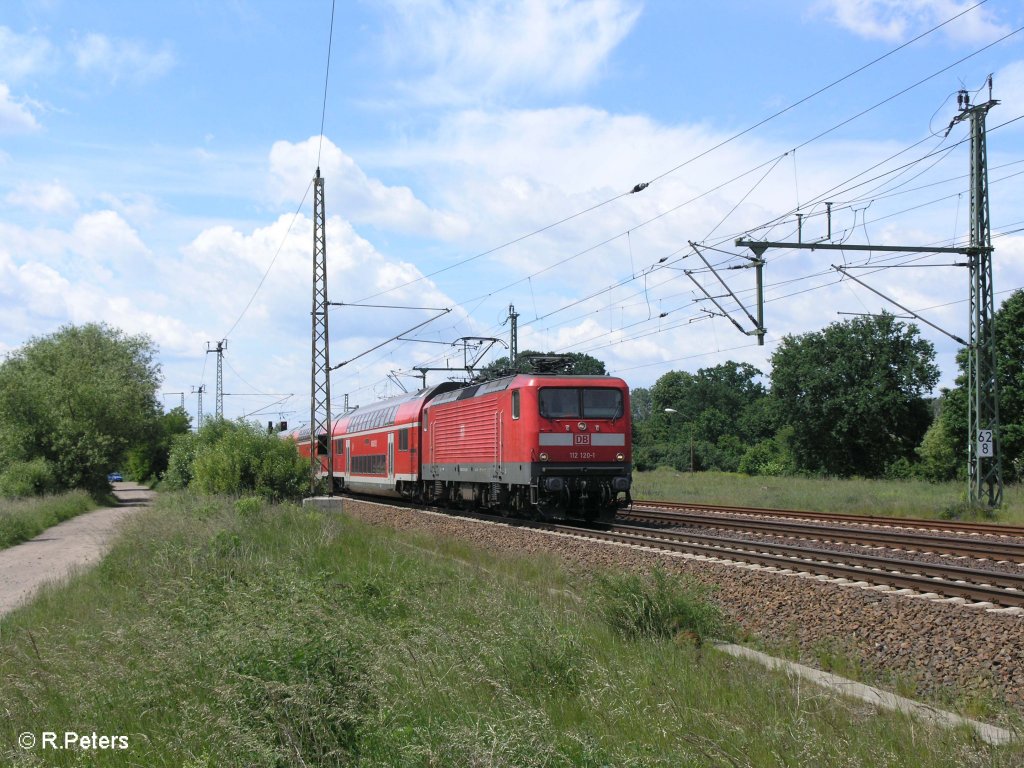 112 120-1 verl�sst Briesen(Mark) mit den RE38015 Eisenh�ttenstadt. 02.06.09
