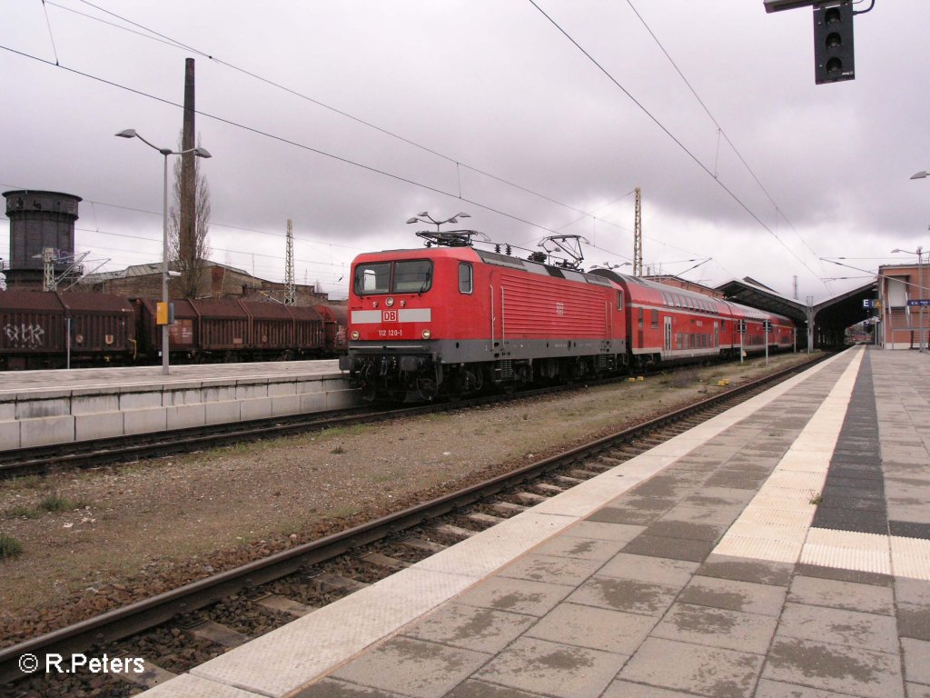 112 120-1 verl�sst mit dem RE1 Eisenh�ttenstadt in Frankfurt/Oder. 15.04.08
