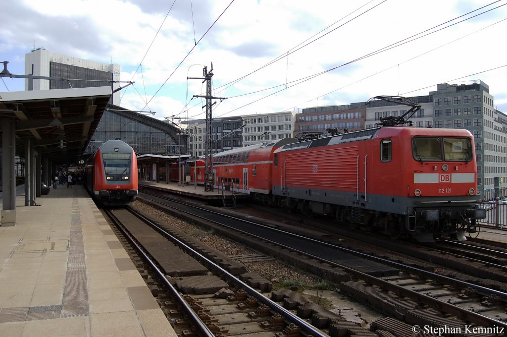 112 121 mit dem RE2 (RE 37409) nach Knigs Wusterhausen in Berlin Friedrichstrae. 26.03.2011