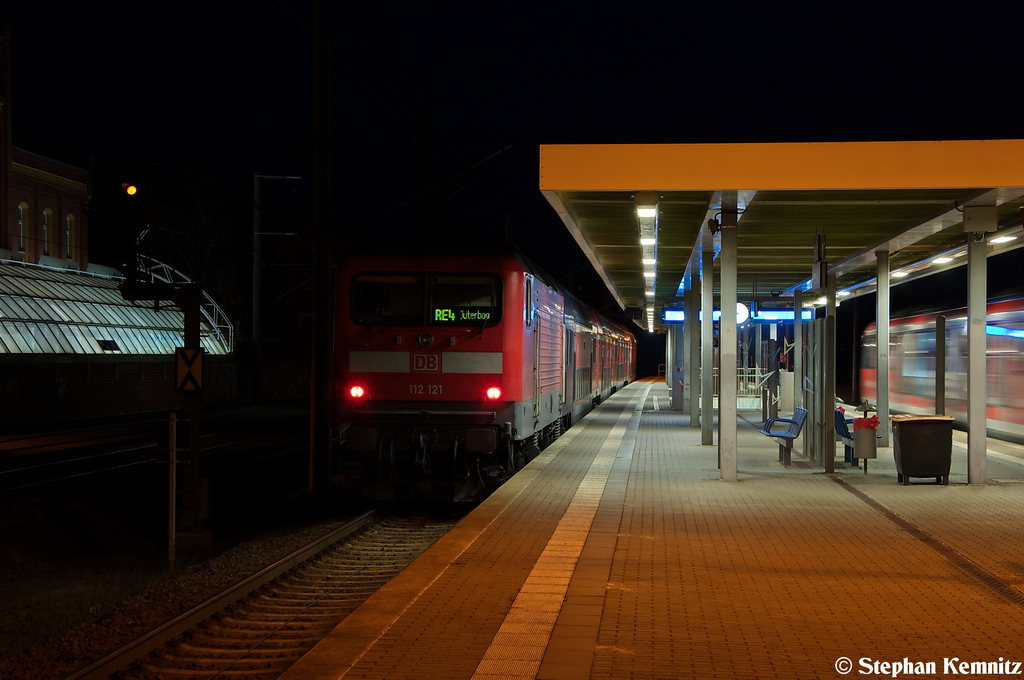 112 121 mit dem RE4 (RE 37333) von Rathenow nach Jterbog in Rathenow. Noch bis zum 8.12.2012 werden die 112er auf der RE4 Rathenow - Ludwigsfelde/Jterbog zu sehen sein. Ab dem 9.12.2012 kommen dann die ODEG KISS, soweit sie von der EBA eine Zulassung bekommen haben. 26.11.2012