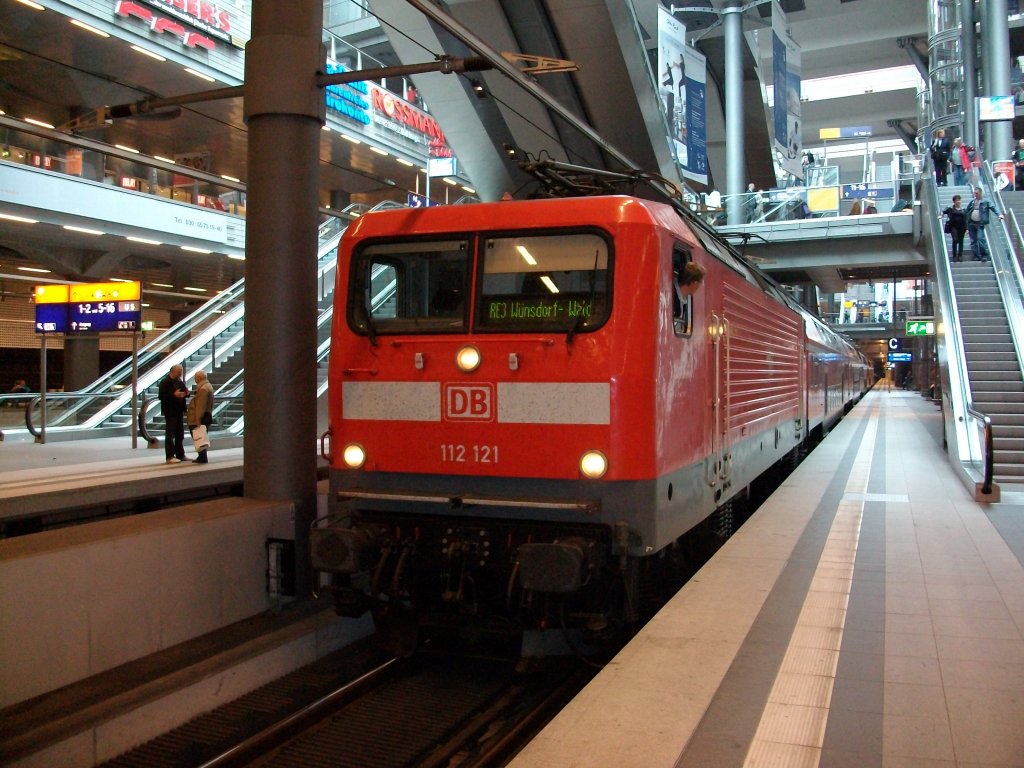 112 121 im Untergescho� vom Berliner Hbf am 01.Mai 2010.
