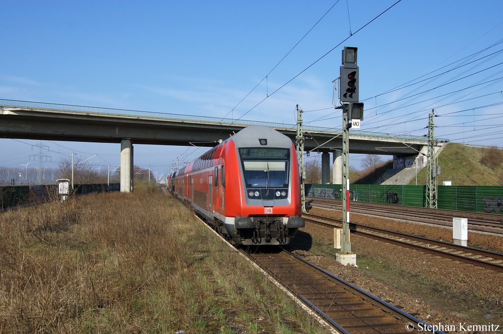 112 121 verl�sst gerade mir ihrer Dostos Garnitur den Bahnhof Wustermark und n�chster Halt ist dann Buschow. 05.04.2011 
