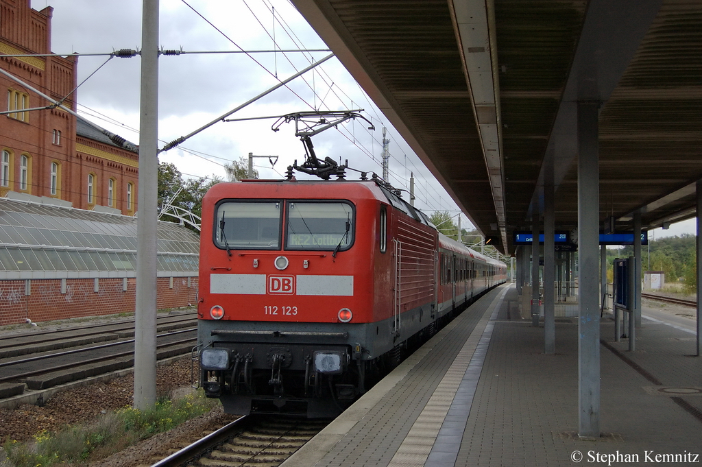 112 123 mit einer RE10-Garnitur (Cottbus-Leipzig) als RE2 (RE 37381) von Rathenow nach Cottbus bei der Ausfahrt aus dem Bahnhof Rathenow. 07.10.2011