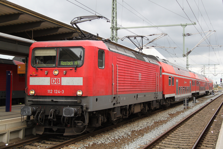 112 124-3 mit S1 von Rostock Hbf nach Warnemnde kurz vor der Abfahrt im Rostocker Hbf.19.08.2011