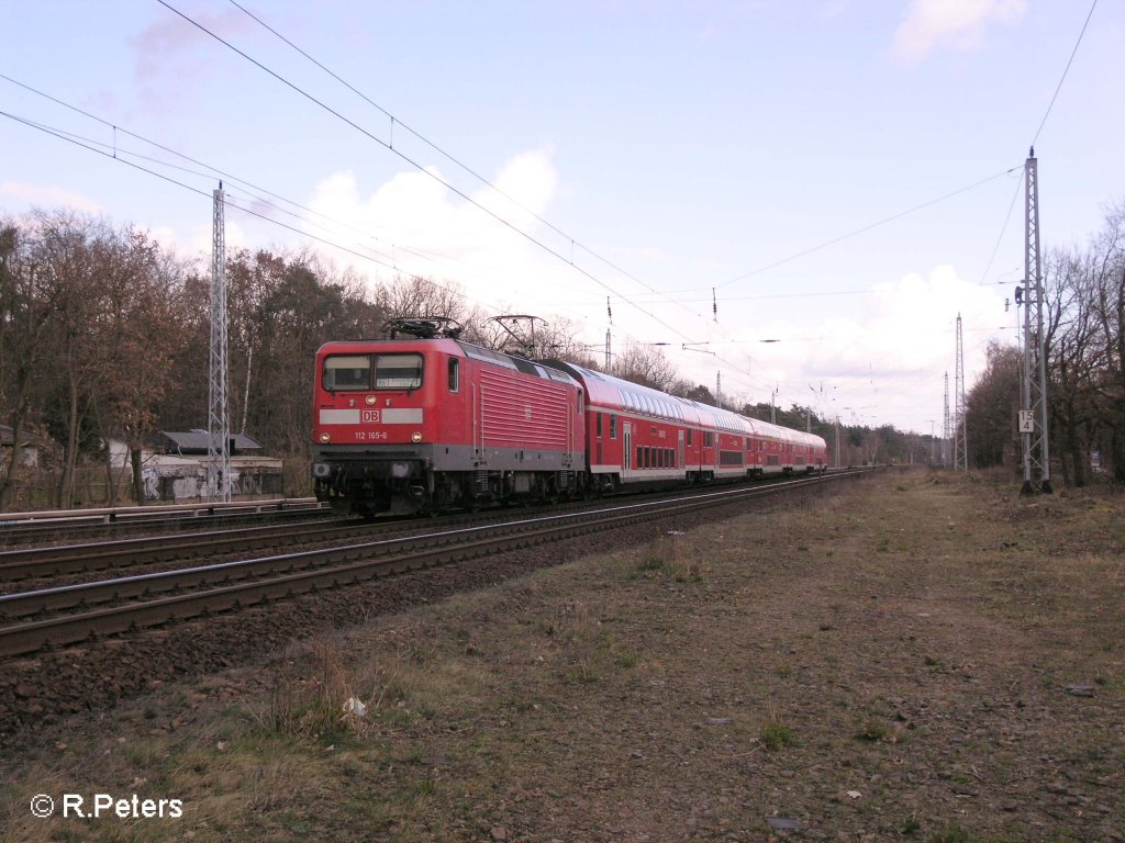 112 165-6 auf den R�ckweg mit RE1 Brandenburg HBF bei Berlin-Friedrichshagen. 19.03.08