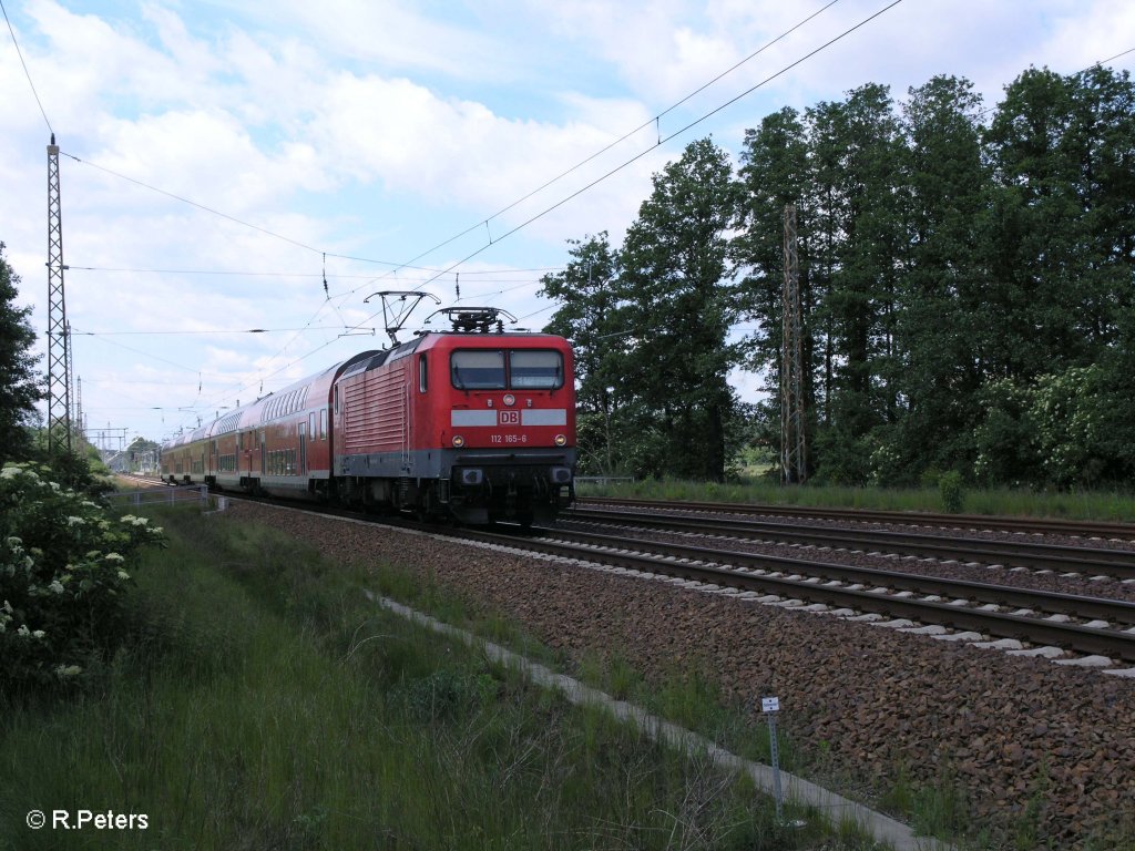 112 165-6 zieht bei Briesen (Mark) den RE38077 Frankfurt/Oder. 02.06.09
