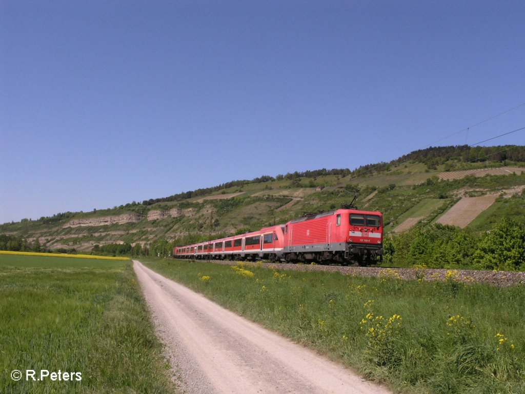 112 168-0 zieht im Sandwitch ein RE W�rzburg durch Maintal bei Th�ngersheim. 10.05.08