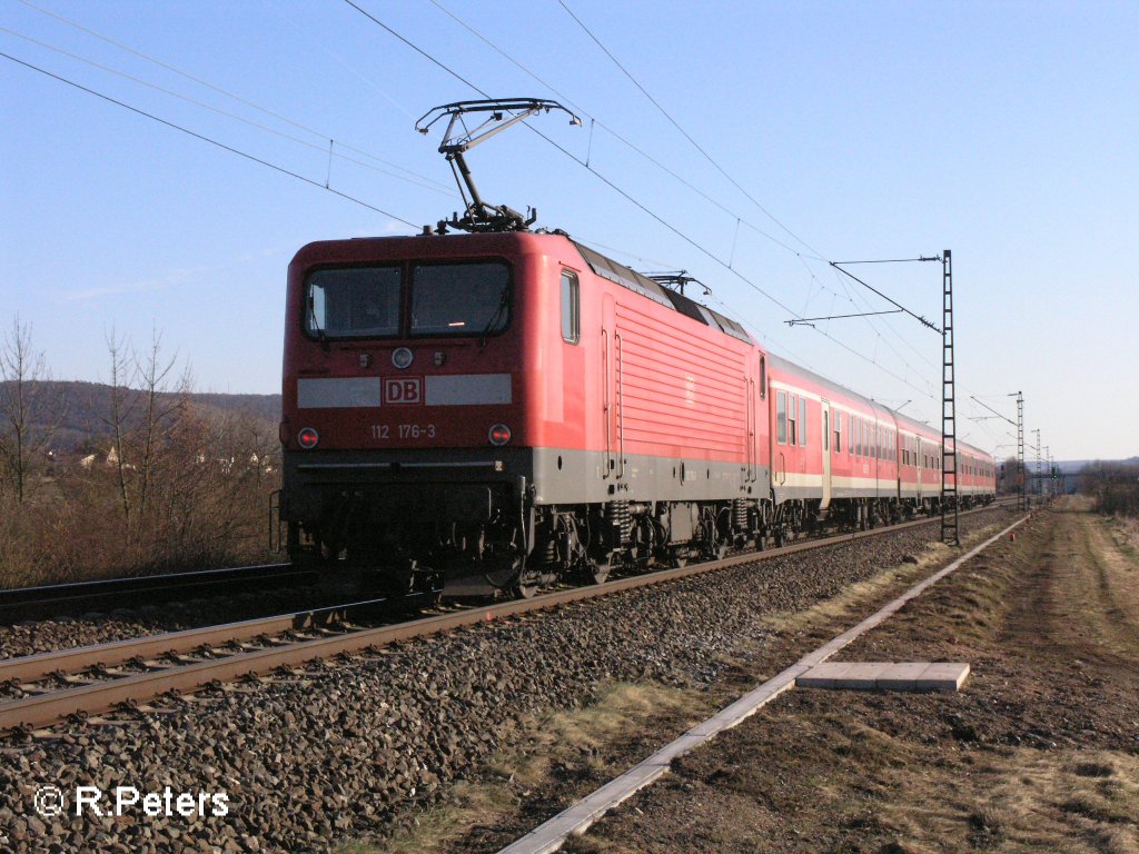 112 176-3 schiebt eine RB bei th�ngersheim in Richtung W�rzburg. 16.02.08