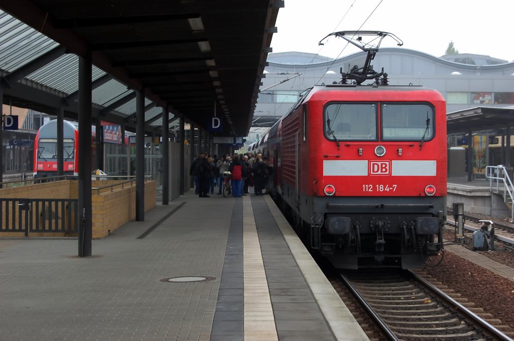 112 184-7 mit dem RE1 (RE 38016) nach Magdeburg Hbf in Potsdam. Der Zug hatte zu diesem Zeitpunkt eine Versp�tung von 20min. 02.11.2010