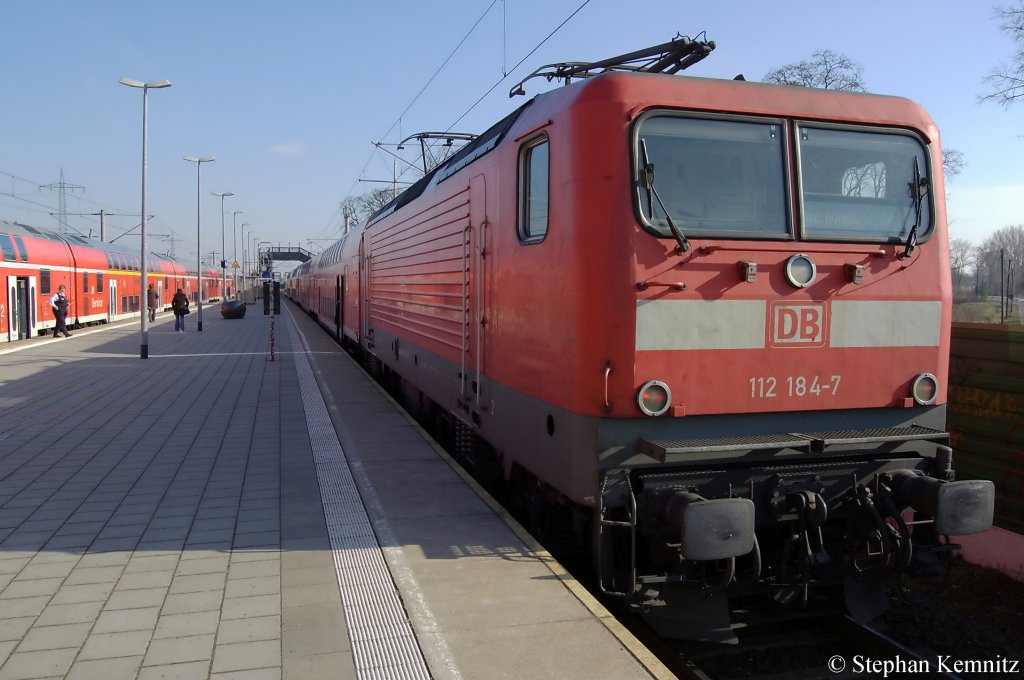 112 184-7 mit dem RE2 (RE 37381) nach Knigs Wusterhausen in Wustermark. 21.02.2011