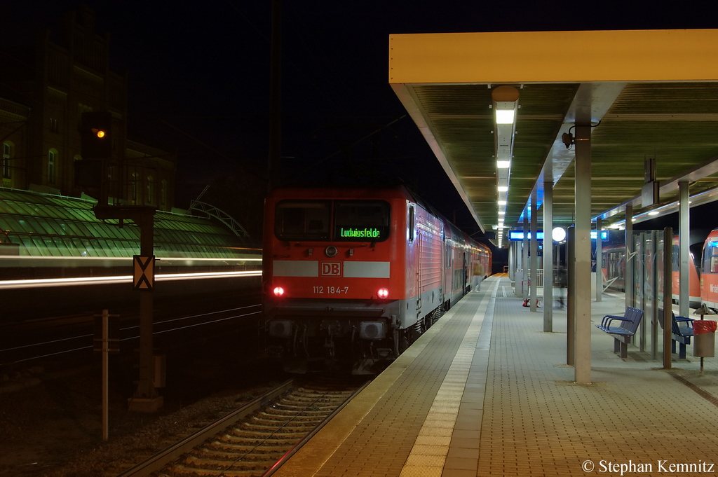 112 184-7 mit dem RE4 (RE 37333) von Rathenow nach Ludwigsfelde in Rathenow. Seid den Fahrplanwechsel verkehrt jetzt der RE4 von Rathenow und nicht mehr der RE2. Damit gibt es fr ein Jahr keine direkt Verbindung mehr nach Cottbus. 11.12.2011