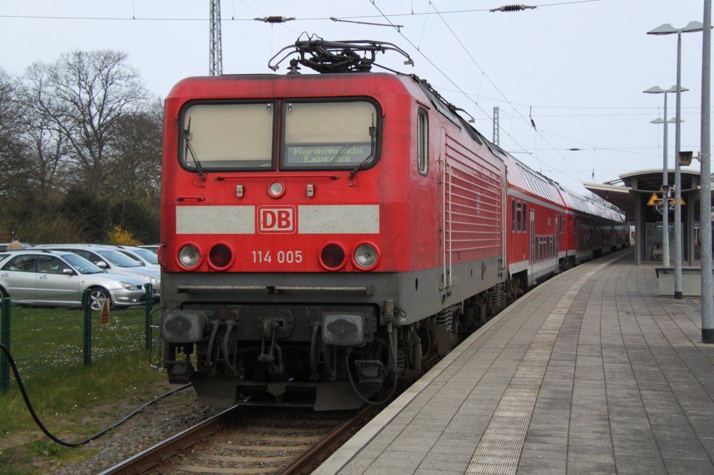 114 005-2 mit Warnemnde-Express(RE 18591)von Warnemnde nach 
Berlin Hbf(tief)abgestellt im Bahnhof Warnemnde.22.04.2012