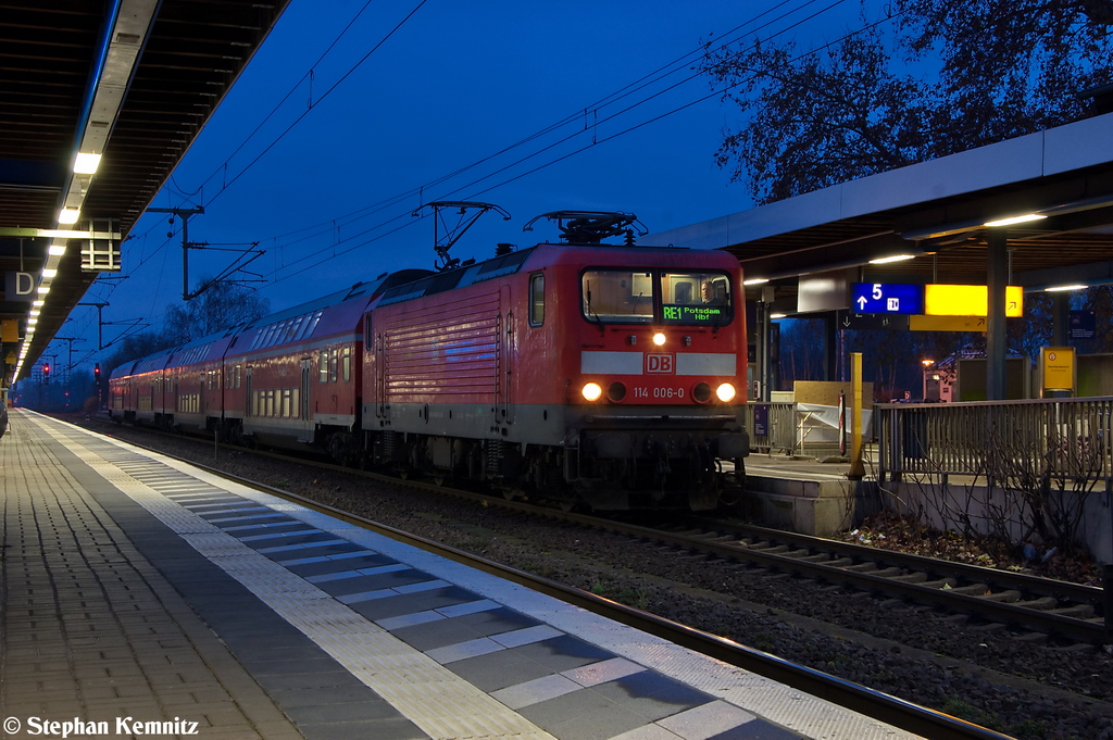 114 006-0 mit dem RE1 (RE 69524) von Brandenburg Hbf nach Potsdam Hbf im Brandenburger Hbf. 01.12.2012