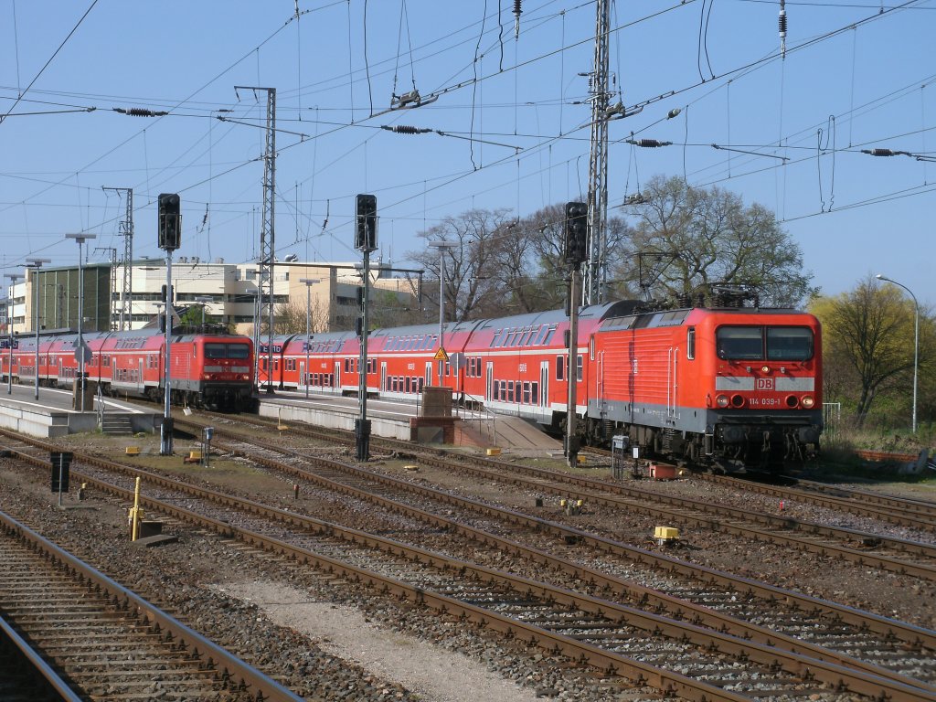 114 017 mu�te am 23.April 2011 warten,bis 114 039 mit dem RE 18317 Stralsund-Bernau aus Stralsund ausfuhr.Auf Grund von Bauarbeiten im Raum Berlin fuhr 114 039 nicht wie sonst nach Elsterwerda,diesmal nur bis Bernau.
