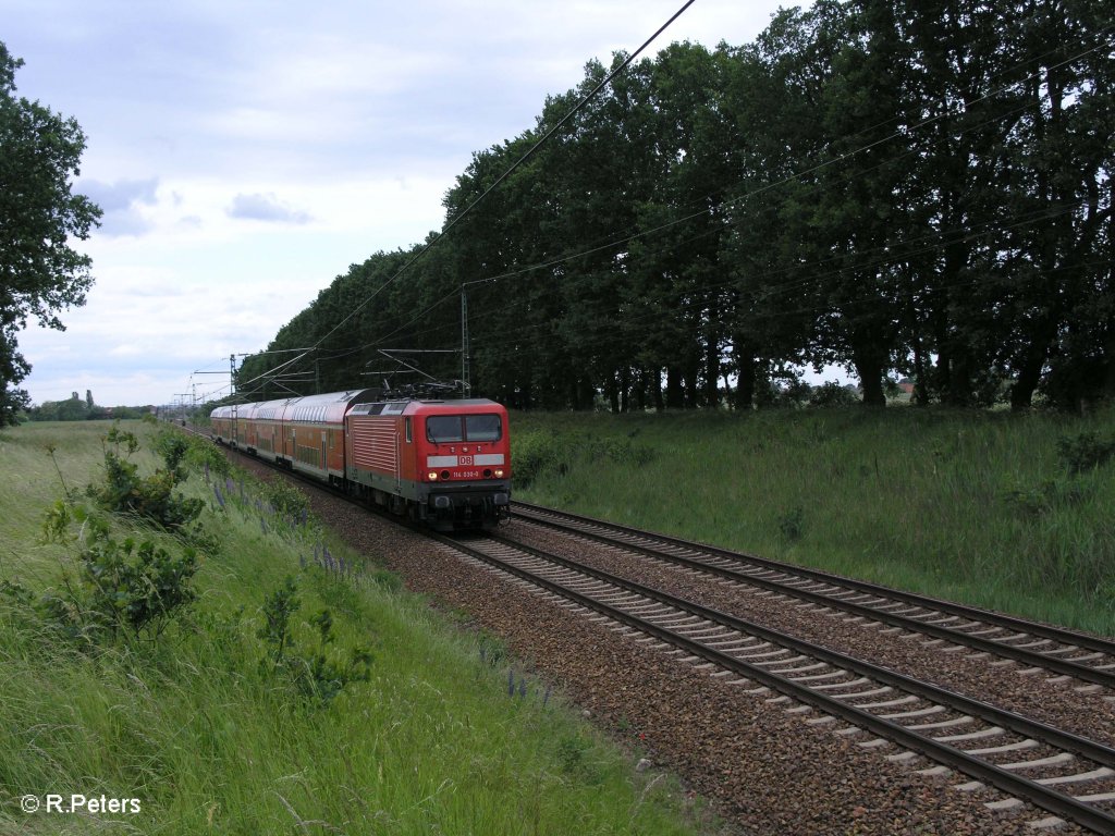 114 030-0 zieht bei Jacobsdorf(Mark) den RE38017 Eisenh�ttenstadt. 29.05.09
