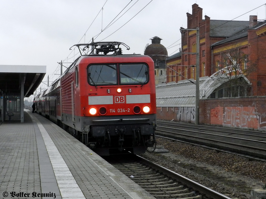 114 034-2 mit der RE4  Ersatzgarnitur  nach J�terbog im Bahnhof Rathenow. 24.02.2012