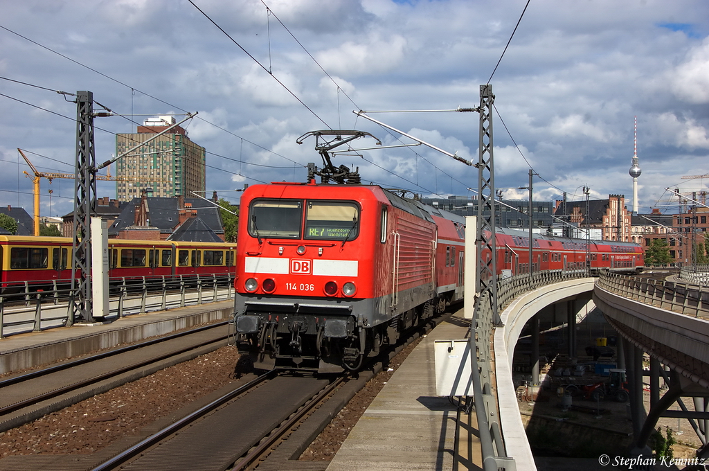 114 036 mit dem RE7 (RE 18266) von Berlin Zoologischer Garten nach W�nsdorf-Waldstadt, bei der Ausfahrt aus dem Berliner Hbf. 14.07.2012