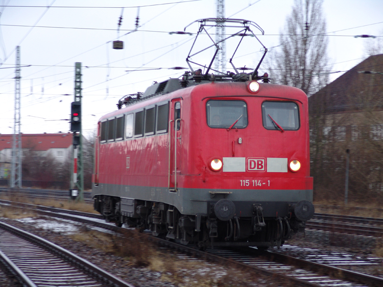 115 114-1 beim Rangieren am 10.02.06 im Rostocker Hbf