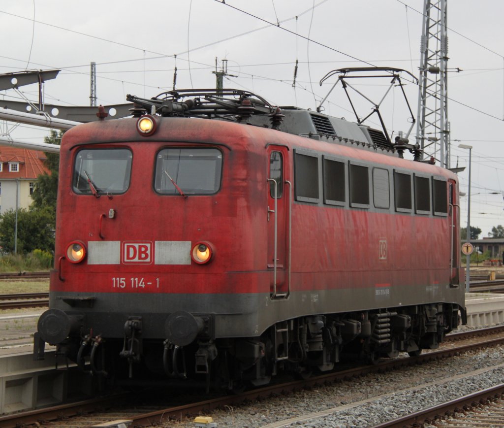 115 114-1 kam als 77860 von Stralsund nach Rostock Hbf kurz nach der Ankunft im Rostocker Hbf.10.08.2012