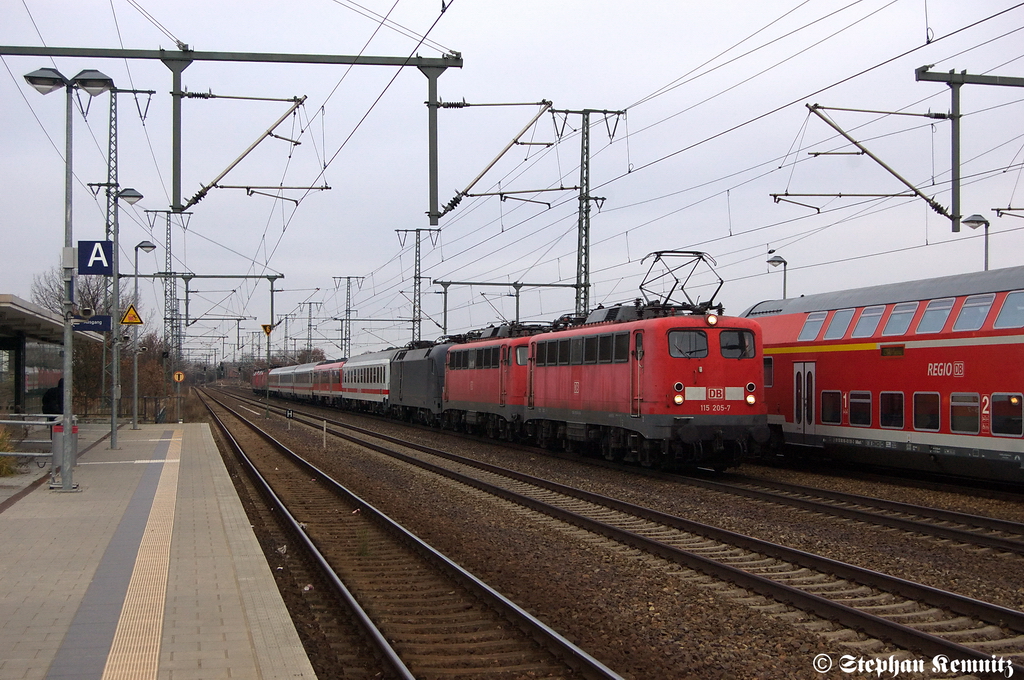 115 205-7 mit einem mir unbekanntem PbZ in Golm in Richtung Saarmund unterwegs. An der 115er hingen die 110 427-2 DB Regio NRW GmbH, ES 64 U2 - 036 (182 536-3) DB Fernverkehr AG, dann vier IC-Waggons und ein Modus-Wagen DB Regio Bayern Wrzburg. Dann kamen die 143 637-7 DB Regio AG - Region Hessen, 146 023-7 DB Regio NRW GmbH und die 120 157-3 DB Fernverkehr AG. 20.12.2011