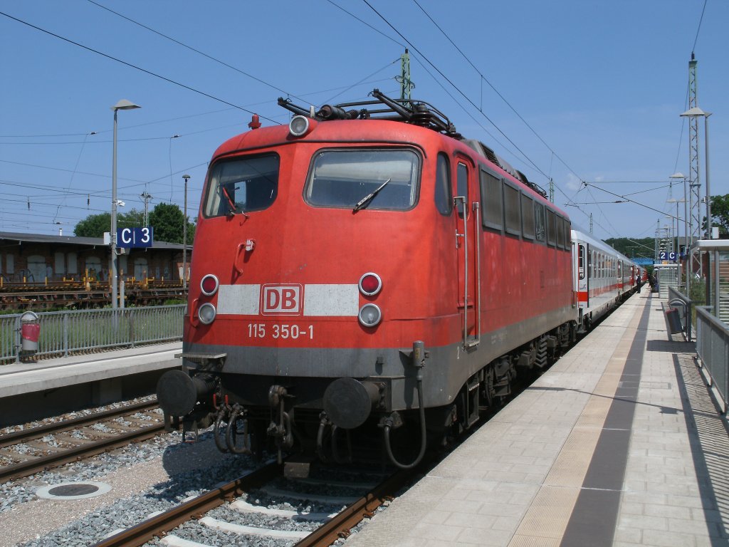 115 350-1 am 11.Juni 2011,als Schlulok,im IC 2353 Erfurt-Binz,in Bergen/Rgen.Eine Stunde spter zog die 115 den Leerpark nach Stralsund.