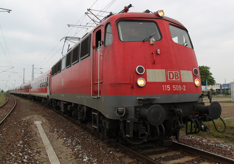 115 509-2 mit DZ 2680 von Warnemnde nach Berlin-Lichtenberg kurz vor der Ausfahrt im Bahnhof Warnemnde.(18.05.2011)