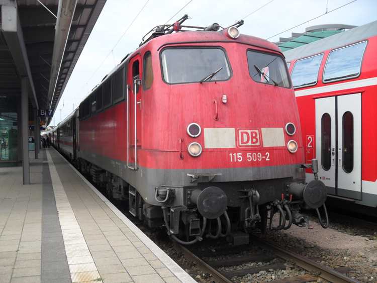 115 509-2 mit IC1861 von Hamburg-Altona Richtung Seebad Heringsdorf kurz vor der Abfahrt im Rostocker Hbf.(06.08.10)