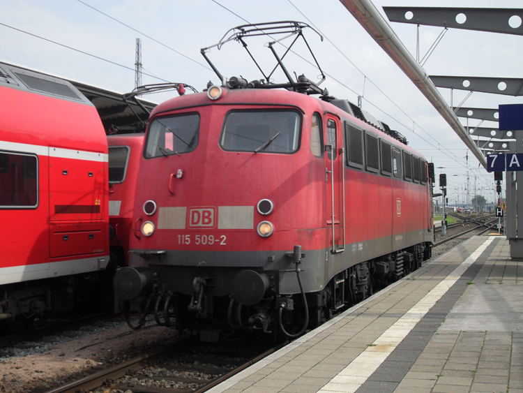 115 509-2 wird gleich IC1861 von Hamburg-Altona Richtung 
Seebad Heringsodrf im Rostocker Hbf bespannen.(13.08.10)