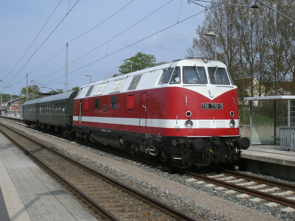 118 770-7 steht mit der �berf�hrung,am 10.Mai 2013,nach Putbus in Bergen/R�gen.