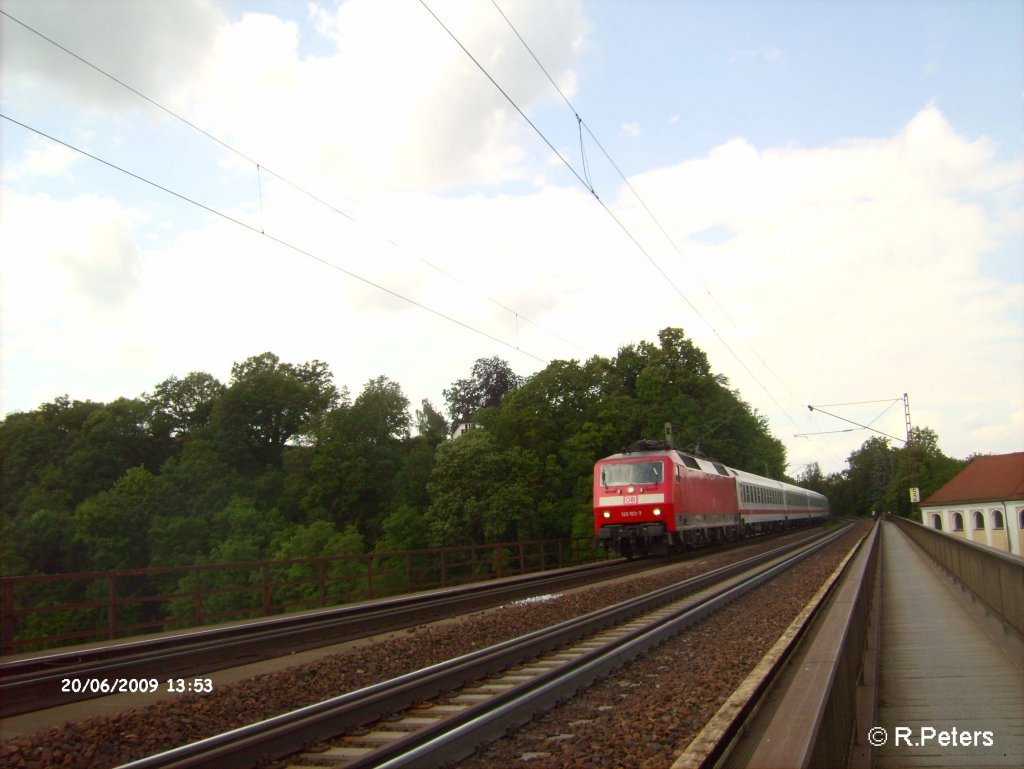 120 103-7 mit ein IC auf der Donaubr�cke bei Regensburg. 20.06.09