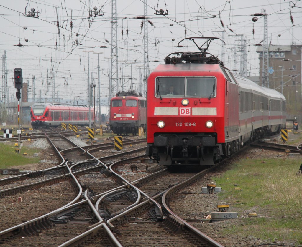 120 108-6 mit IC 1961 von Hamburg-Altona nach Stralsund Hbf Trifft auf 115 459-0 und RE 13013 Rostock-Sassnitz im Rostocker Hbf.20.04.2012