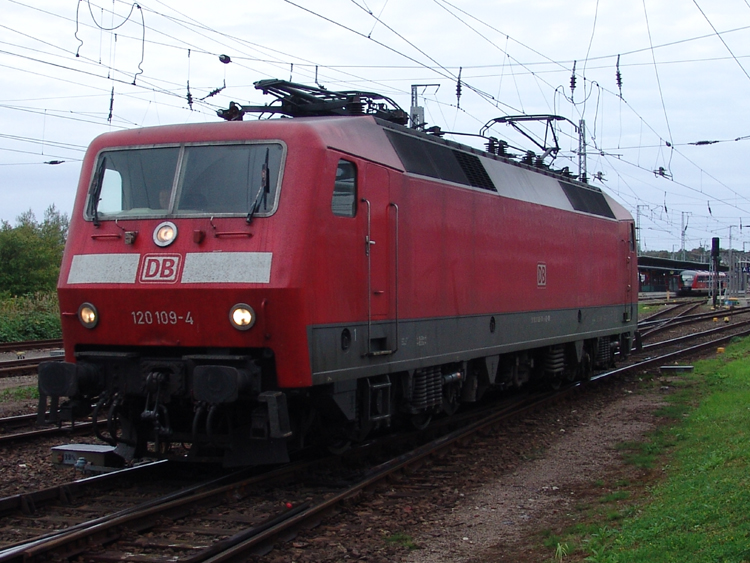 120 109-4 beim Rangieren im Rostocker Hbf.(25.09.10)