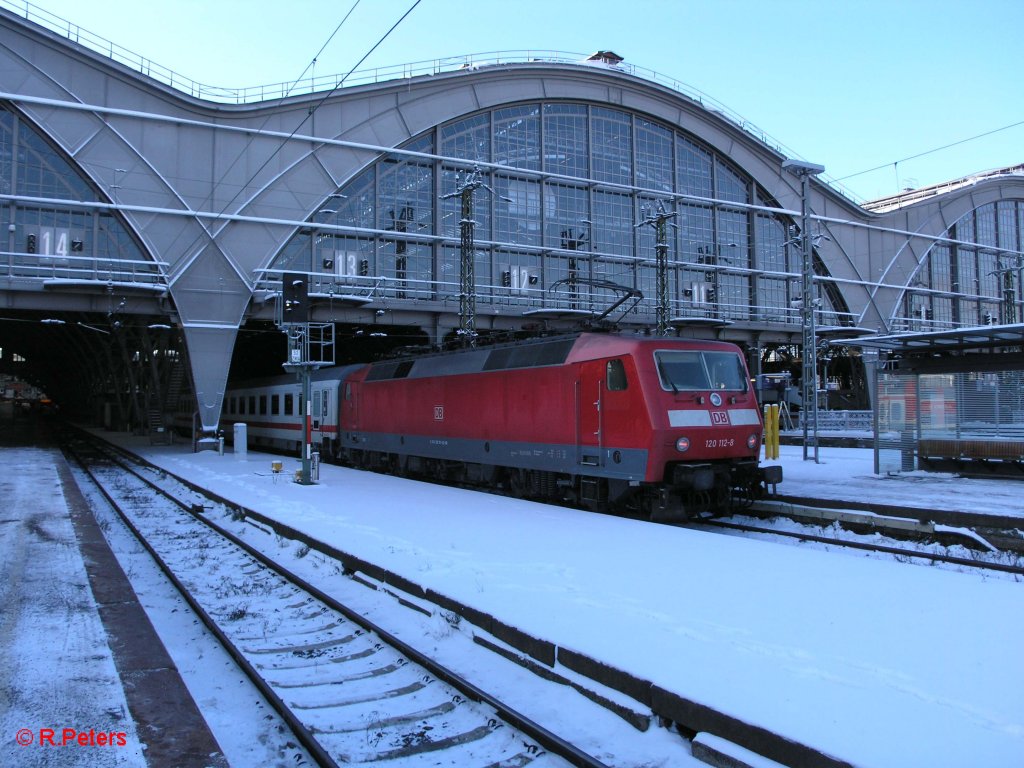 120 112-8 steht in Leipzig HBF mit den IC 2038 Oldenburg (Oldb) bereit. 21.12.09
