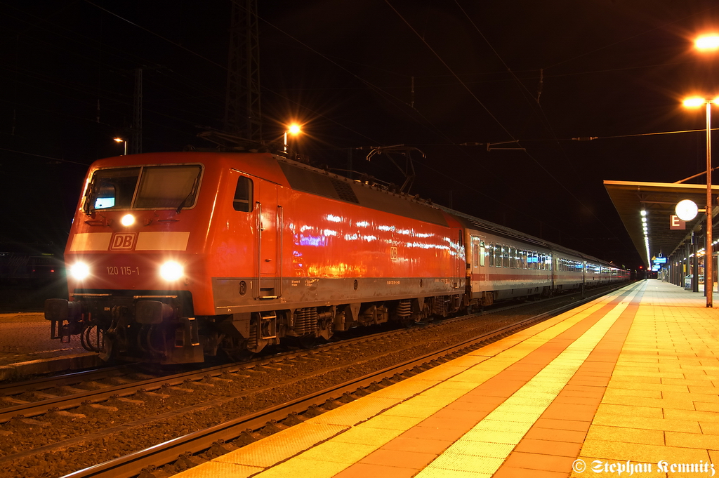 120 115-1 mit dem IC 147 von Schiphol (Airport) nach Berlin Ostbahnhof in Stendal. 06.01.2012