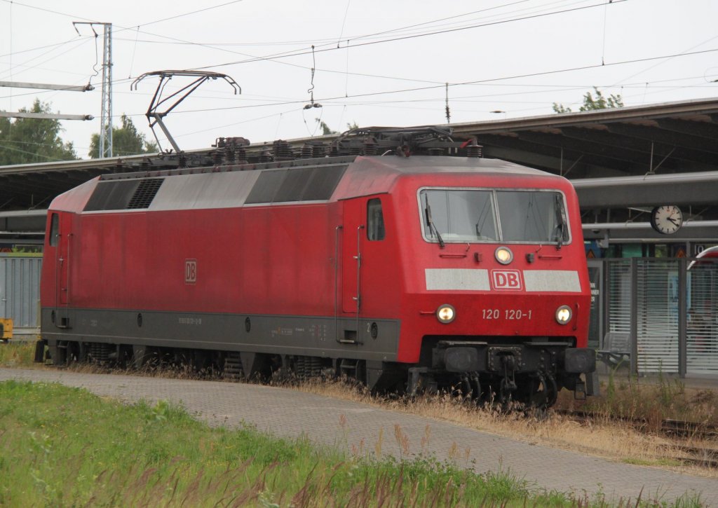 120 120-1 im Rostocker Hbf abgestellt.13.07.2012