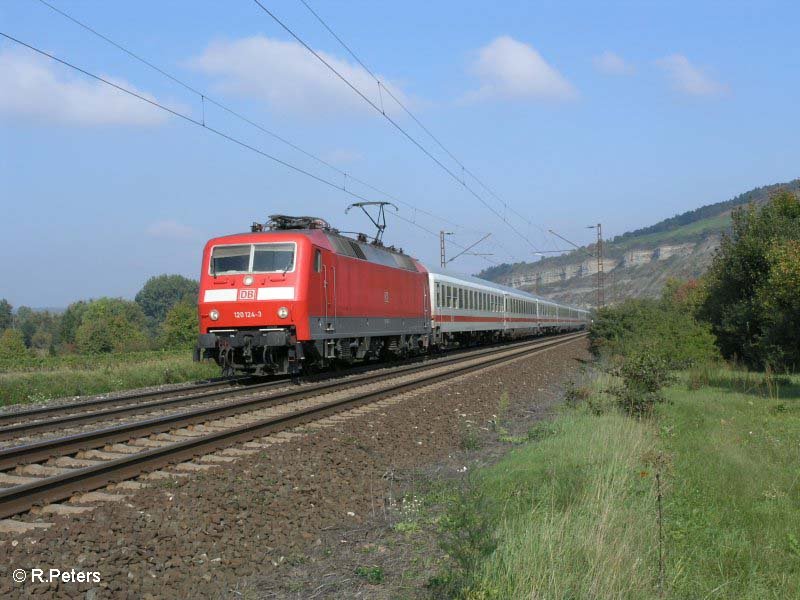 120 124-3 zieht den IC 1987 Rottaler Land Hamburg-M�hldorf kurz vor Th�ngersheim. 27.09.08
