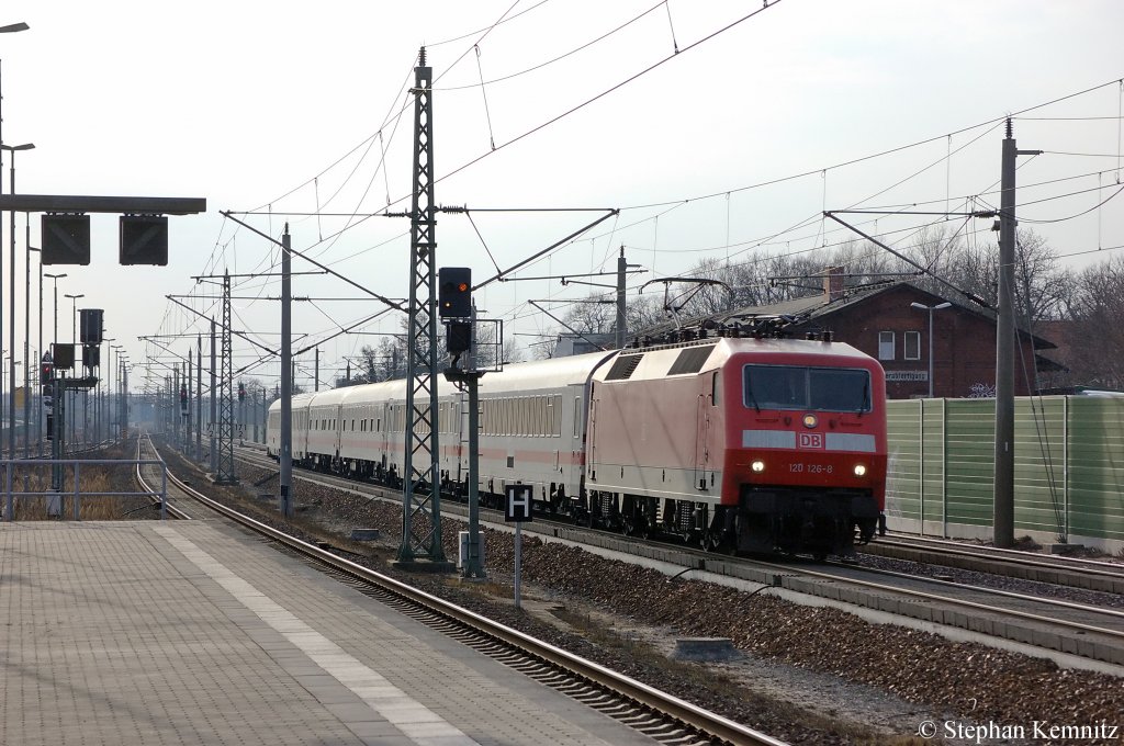 120 126-8 mit dem Ersatzzug IC 2804 f�r den ICE 690 von Frankfurt Main nach Berlin Ostbahnhof in Rathenow. 13.03.2011